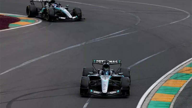 Рассел возглавил двойную победу «Mercedes» после неудачной стратегии «Ferrari»