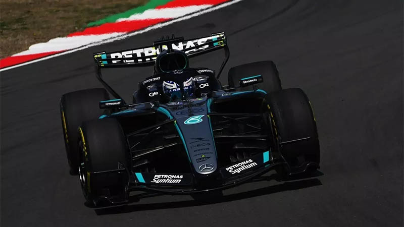 Рассел и «Mercedes» возглавили единственную тренировку в Китае