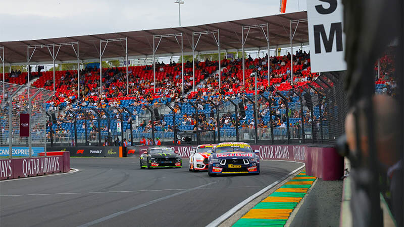 Фини оставил Костецки и выиграл третью гонку Supercars в Мельбурне