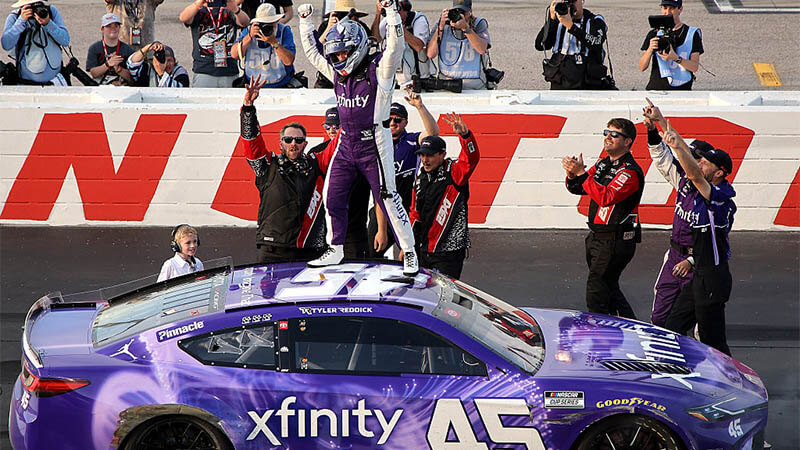 Реддик, преодолев трудности, выиграл гонку NASCAR в Дарлингтоне