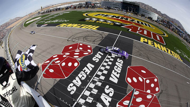 Хэмлин, несмотря на штраф, одержал победу в гонке Кубка NASCAR в Лас-Вегасе