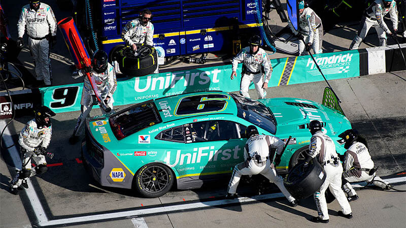 Рискованная стратегия помогла Эллиоту одержать победу в Мартинсвилле