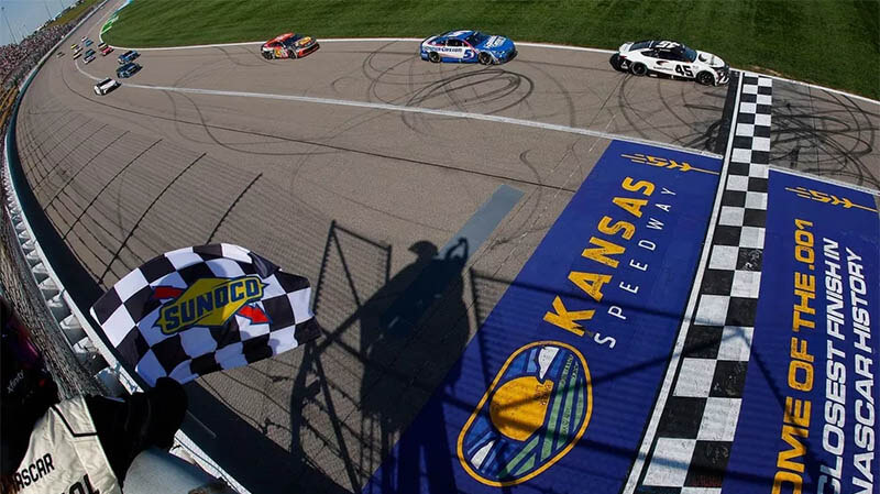 Реддик с обгоном на последнем круге одержал победу в гонке NASCAR в Канзасе