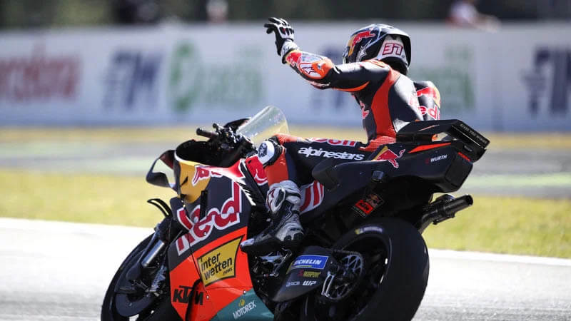 Акоста завоевал поул для гонок MotoGP в Барселоне