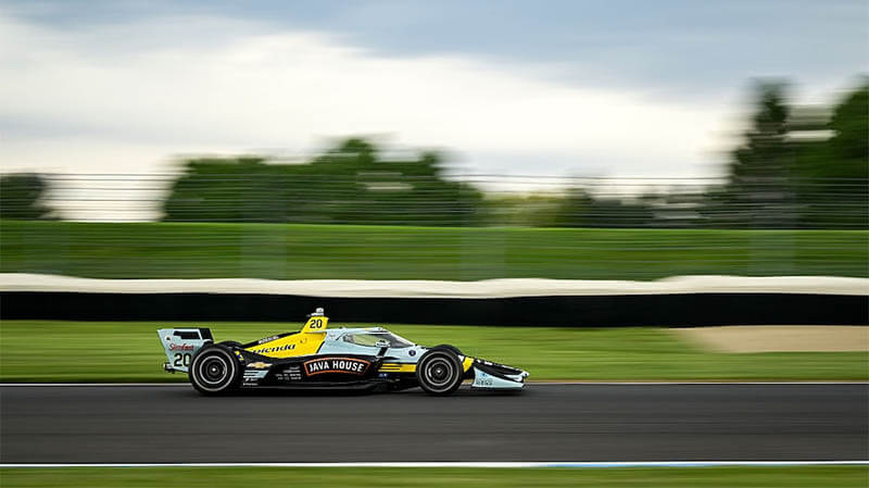 Росси в ярости после того, как IndyCar оставила его на прямой c машинами на скорости 170 миль в час