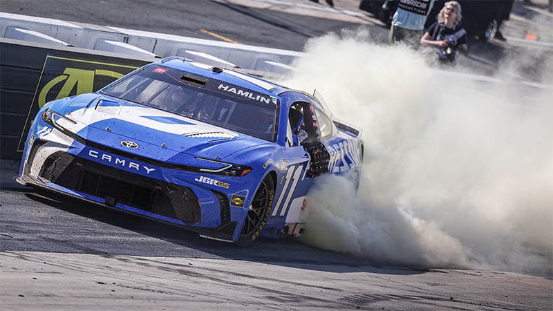 Хэмлин выиграл приз в 1 миллион долларов в хаотичной гонке NASCAR All-Star Race в Довере