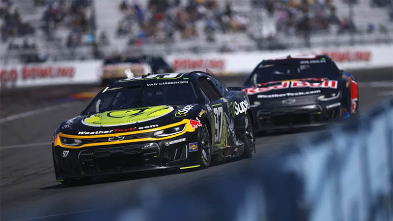 Ван Гисберген с невероятным прорывом одержал победу в гонке NASCAR на трассе Уоткинс-Глен