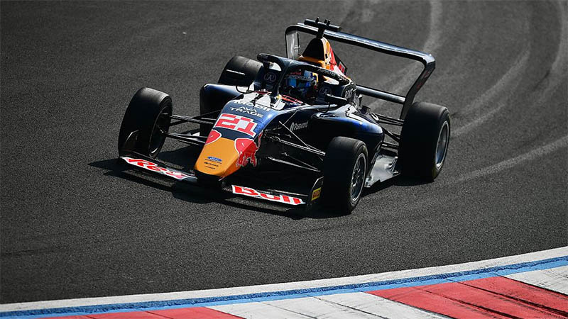 Пальмовски одержала победу в первой гонке F1 Academy в Монреале
