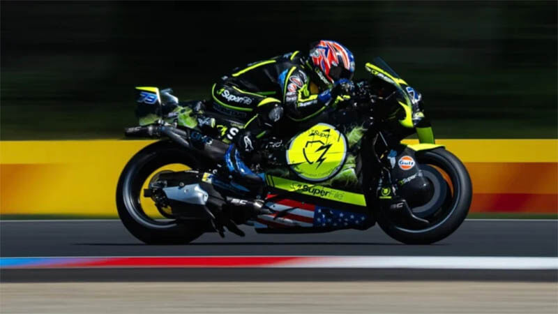 Огура одержал первую победу в MotoGP в Ассене, Беццекки сошел