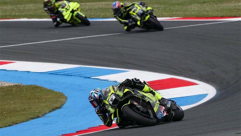 Рауль Фернандес возглавил победный дубль «Trackhouse» в спринте MotoGP в Ассене