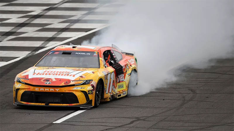 Хэмлин одержал третью подряд победу в гонке NASCAR, опередив Реддика в Поконо