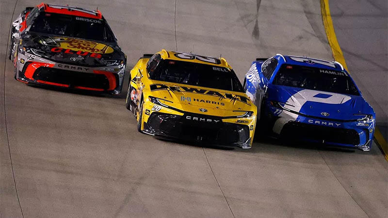 Хэмлин одержал победу в напряженной гонке NASCAR в Нэшвилле