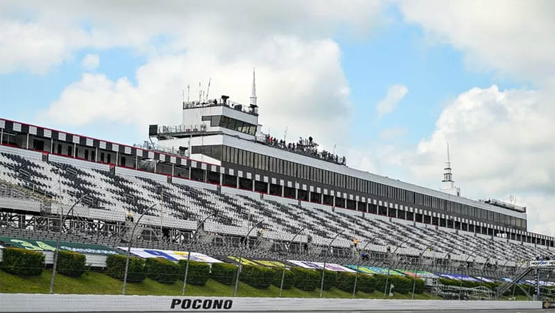 NASCAR перенес время старта гонки Кубка в Поконо на более ранний срок из-за угрозы непогоды