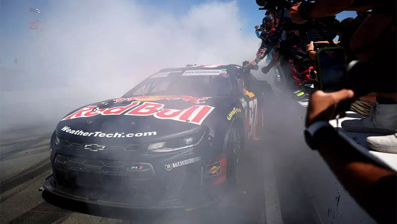 Ван Гисберген выиграл гонку NASCAR Cup в Сономе, Хэмлин выходит в лидеры чемпионата