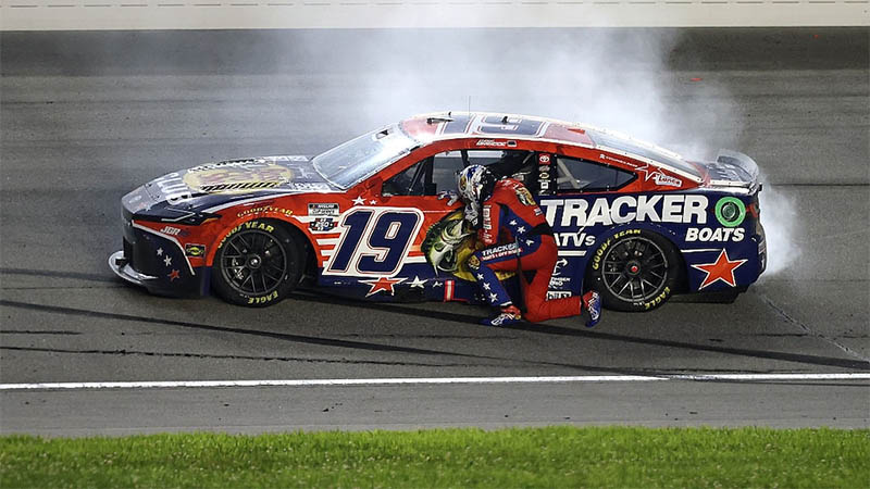 Бриско возглавил победный хет-трик «Joe Gibbs Racing» на Чикаголенде