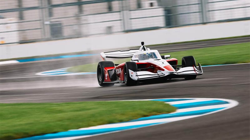«IR28» впечатляет: Росси завершил первые тесты нового болида IndyCar в Индианаполисе