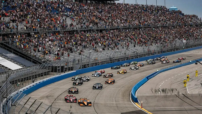 Первая гонка IndyCar в Милуоки была приостановлена ​​из-за дождя — она продолжится в воскресенье