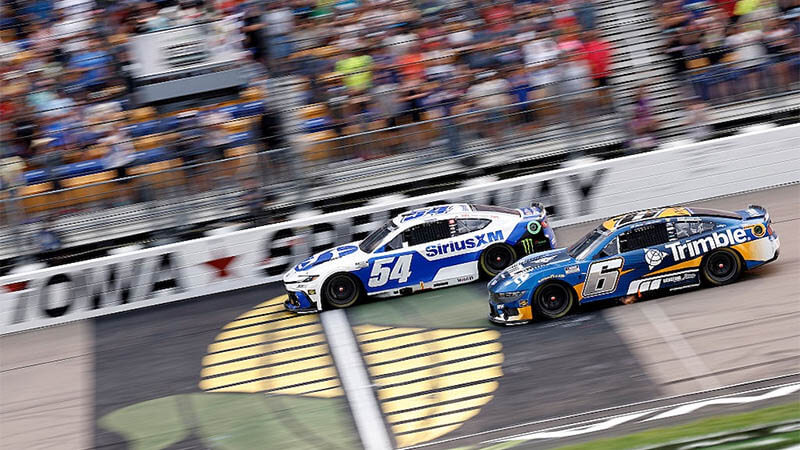 Гиббс опередил Белла и одержал победу в гонке NASCAR Cup в Айове