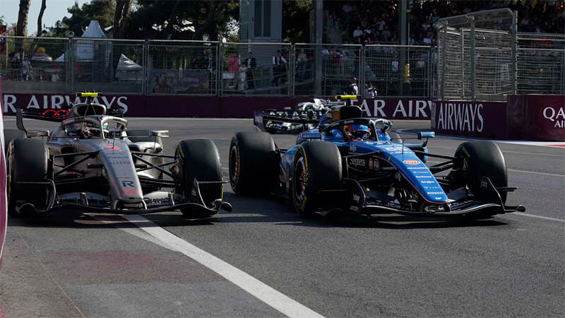 «Williams» набрала очко в Баку усилиями Сайнса после аварии Элбона