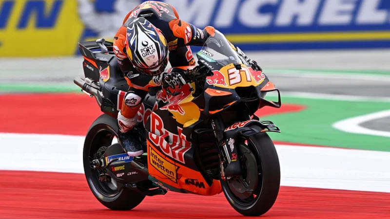 Акоста возглавил дуэт «KTM» на вершине протокола первой тренировки в Австрии