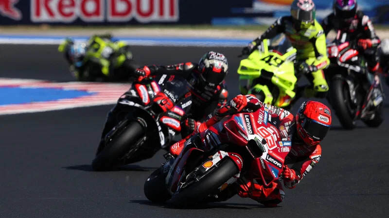 Марк Маркес опередил дуэт «Aprilia» и завоевал победу в спринте Гран-при Сан-Марино