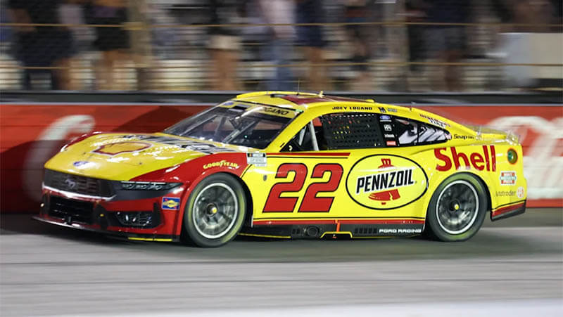 Логано под свистом трибун вырвал победу в гонке Кубка NASCAR в Бристоле