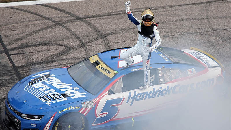 Ларсон одержал доминирующую победу в гонке NASCAR Cup в Канзасе