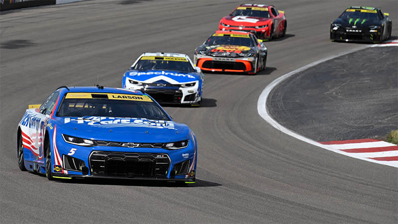 Ларсон одержал победу в хаотичной и безумной гонке NASCAR в Иллинойсе