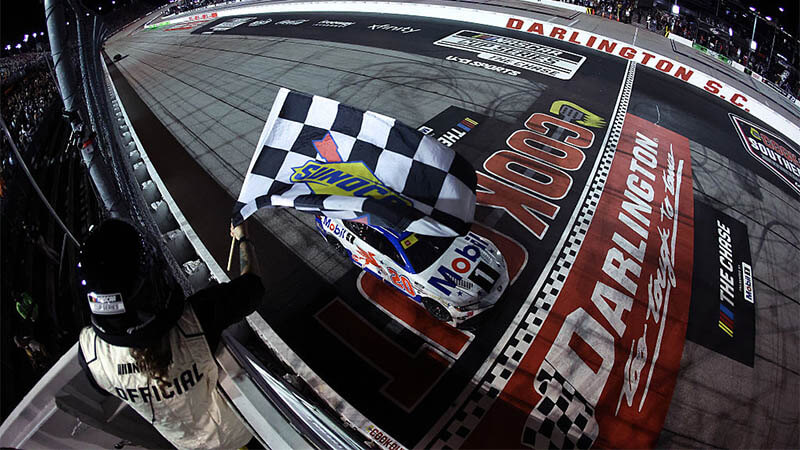 Белл обогнал Ларсона и одержал победу в гонке NASCAR в Дарлингтоне