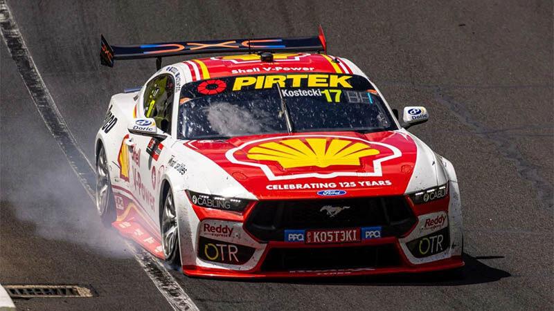 Костецки и Хазелвуд на последнем круге вырвали победу в гонке Supercars Bathurst 1000