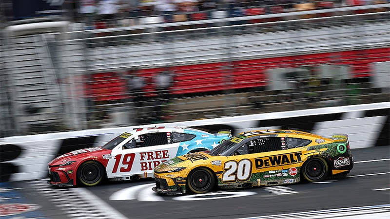 Бриско опередил Белла на 0,029 секунды в захватывающем фотофинише Кубка NASCAR в Шарлотте