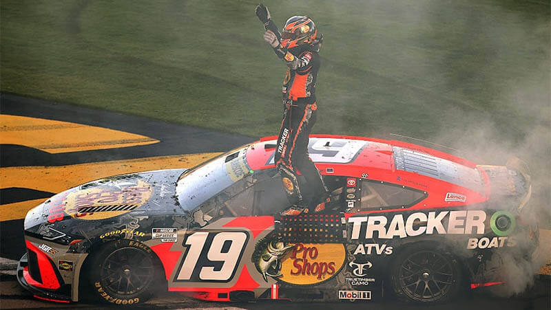 Бриско выиграл гонку NASCAR в Лас-Вегасе, Ларсон и Реддик столкнулись на финише
