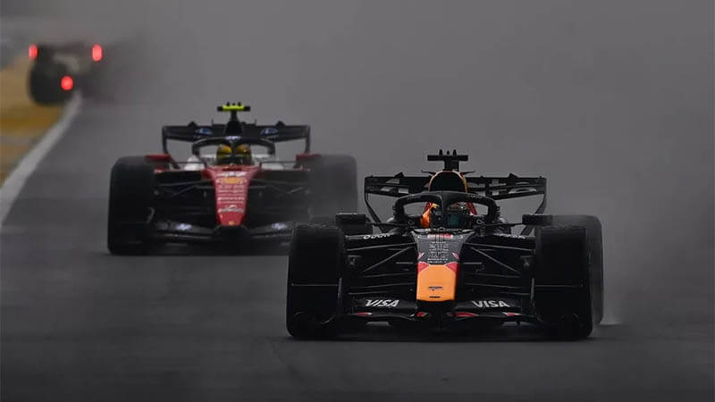 Ферстаппен выиграл спринт в Сингапуре, Рассел сошел, авария двух «McLaren»