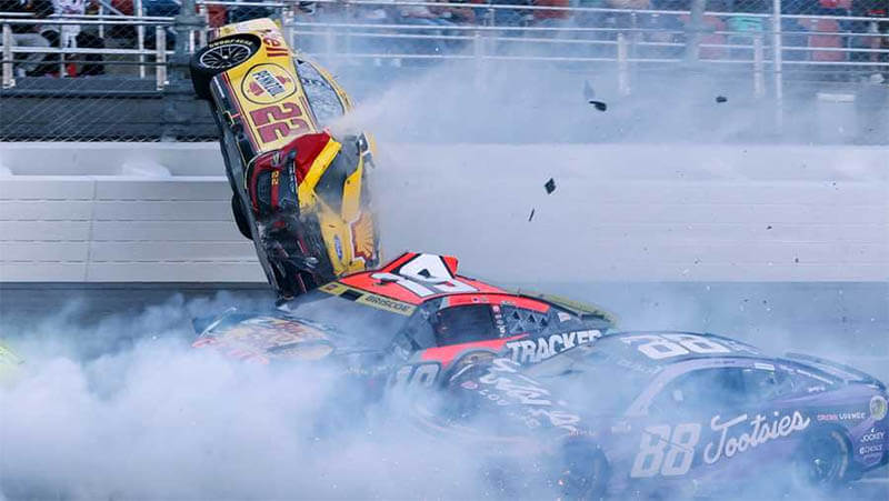 «Просто рад, что остался жив»: Логано после аварии в гонке NASCAR в Талладеге