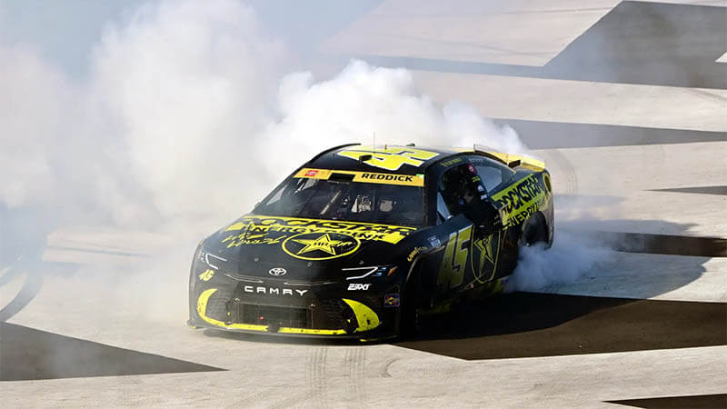 Реддик одержал победу в захватывающей гонке NASCAR Cup в Финиксе, Ларсон попал в аварию